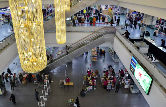 지난달 21일 북한 평양 만경대구역의 광복지구상업중심(센터)에서 방문객들이 물건을 고르고 있다.  연합뉴스