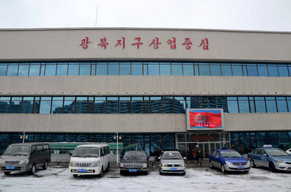 지난달 21일 북한 평양 만경대구역의 광복지구상업중심(센터) 앞에 방문객들의 차량이 주차돼 있다.  연합뉴스