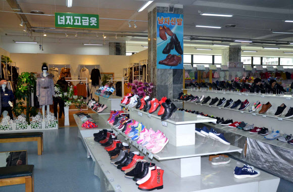 지난달 21일 북한 평양 만경대구역의 광복지구상업중심(센터)에 상품이 진열돼 있다.  연합뉴스