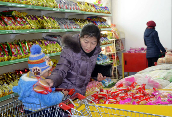 지난달 21일 북한 평양 만경대구역의 광복지구상업중심(센터)에서 주민들이 물건을 고르고 있다.  연합뉴스