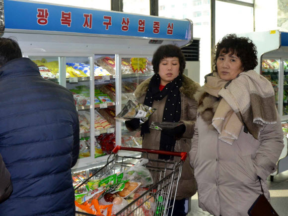지난달 21일 북한 평양 만경대구역의 광복지구상업중심(센터)에서 주민들이 물건을 고르고 있다.  연합뉴스