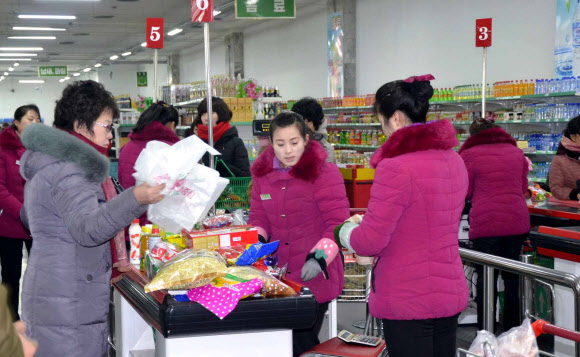 지난달 21일 북한 평양 만경대구역의 광복지구상업중심(센터)에서 주민들이 물건을 고르고 있다.  연합뉴스
