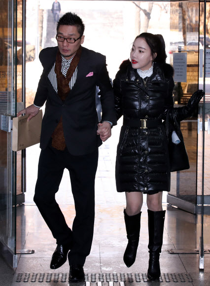 사기 및 횡령혐의로 재판을 받고 있는 팝 아티스트 낸시랭의 남편 왕진진(전준주)이 낸시랭과 함께 15일 오후 서울 서초구 중앙지법에서 열린 재판에 출석하고 있다. 연합뉴스