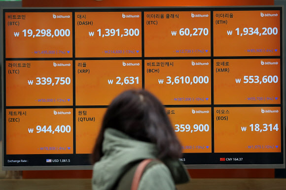 비트코인을 포함한 모든 가상화폐 시장의 시가총액이 11일 단 하루 만에 2000억 달러가 허공으로 날려 버렸다. 사진은 한 여성이 서울 중구의 한 가상화폐거래소에 게시된 가상화폐 가격을 지켜보고 있는 모습. 연합뉴스