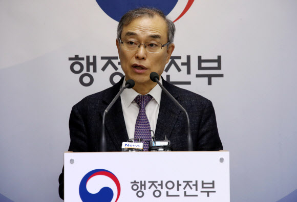 ’국가기록관리 폐단조사’결과 발표하는 안병우 위원장