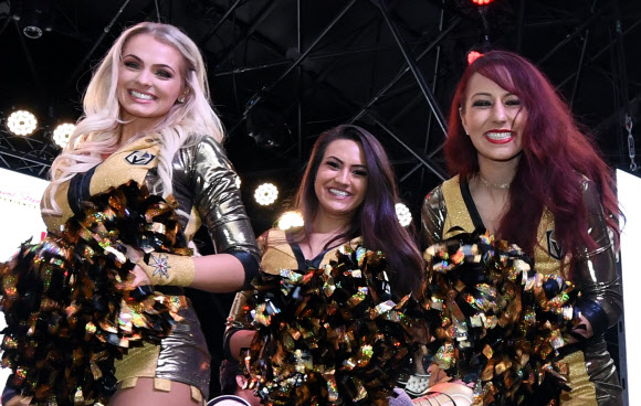 북미아이스하키리그(NHL) 31번째 구단인 베이거스 골든 나이츠의 치어리더들이 14일(현지시간) 미국 네바다주 라스 베이거스에서 열린 ‘베이거스 골든 나이츠 팬 페스티벌(Vegas Golden Knights Fan Fest)’에 참석해 멋진 몸매를 자랑하고 있다. AFP 연합뉴스