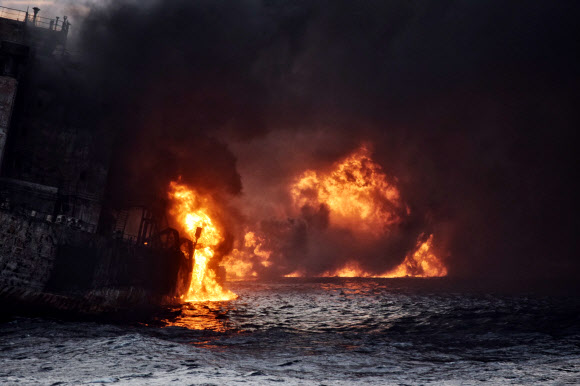이란 유조선 ‘상치’(SANCHI)호가 지난 14일 중국 동부 해상에서 불길에 휩싸여 가라앉고 있다. AFP 연합뉴스
