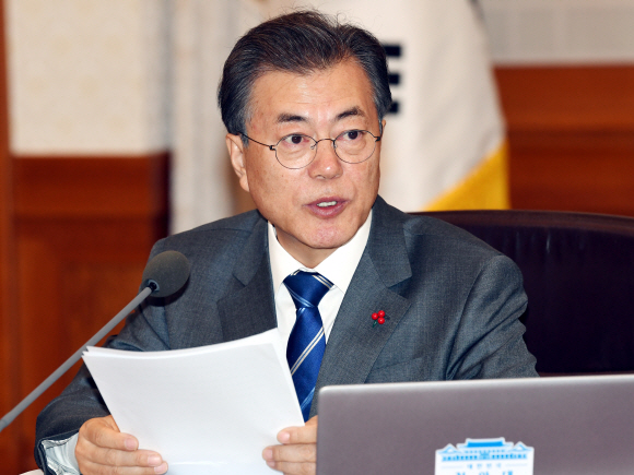 문재인 대통령이 16일 오전 청와대 본관 세종실에서 열린 국무회의에서 모두 발언하고 있다. 안주영 기자 jya@seoul.co.kr