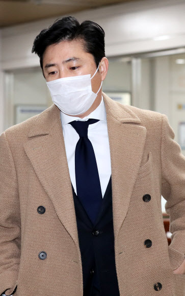 마스크 쓰고 법정 향하는 고영태