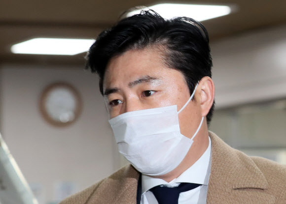 관세청 인사개입 의혹 등 이른바 ‘매관매직’ 혐의 등으로 기소된 고영태 씨가 16일 오후 서울 서초구 서울중앙지법에서 열린 속행공판에 출석하기 위해 법정으로 향하고 있다. 연합뉴스