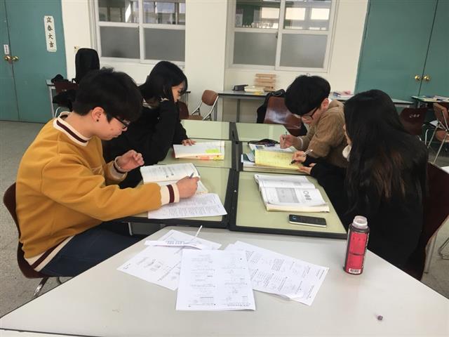 지난 12일 서울 동작구 서울공업고등학교 학생들이 자습실에서 공무원 시험 준비에 매진하고 있다. 올해 고 3이 되는 학생들은 방학에도 하루도 빠지지 않고 학교 자습실을 찾는다.