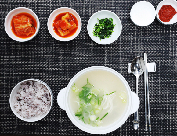 설렁탕(고려-조선시대 풍년기원 제사후 왕이 막걸리와 함께 제공한 음식으로 성공을 기원하는 의미).만찬 메뉴. 2018.1.16 청와대제공