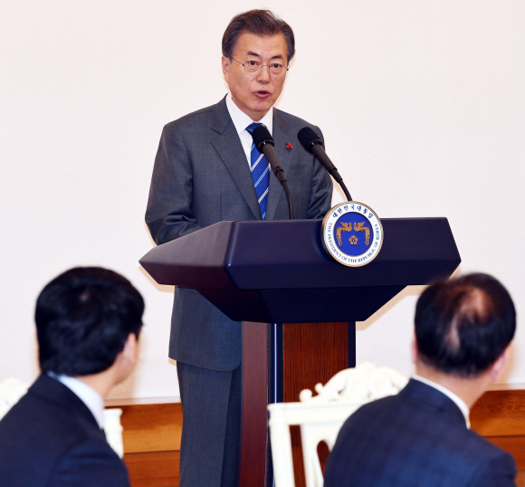 문재인 대통령이 16일 오후 청와대에서 열린 ’중소·벤처기업 및 소상공인과의 대화’에서 인사말하고 있다. 2018. 01. 16 안주영 기자 jya@seoul.co.kr