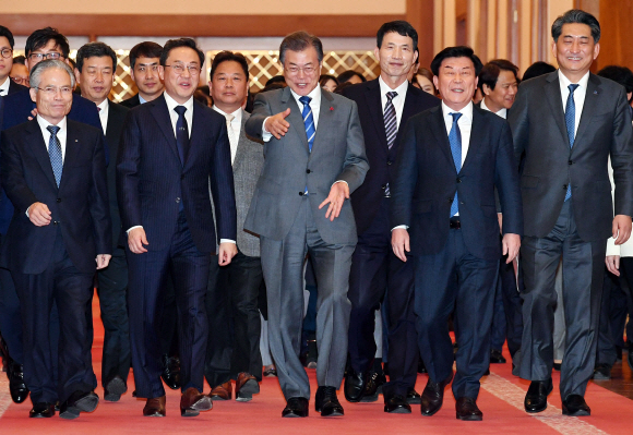 문재인 대통령이 16일 오후 중소.벤처기업 및 소상공인과의 대화를 하기 위해 참석자들과 청와대 본관 충무실로 이동하고 있다.2018. 01. 16 안주영 기자 jya@seoul.co.kr