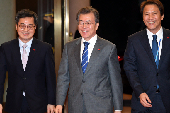 문재인 대통령이 16일 오후 중소.벤처기업 및 소상공인과의 대화를 하기 위해 청와대 본관으로 이동하고 있다. 왼쪽은 김동연 경제부총리 겸 기획재정부장관, 오른쪽은 임종석 대통령 비서실장. 2018. 01. 16 안주영 기자 jya@seoul.co.kr