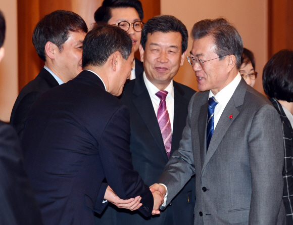 문재인 대통령이 16일 오후 청와대 본관 로비에서 ’중소 벤처기업 및 소상공인과의 대화’ 참석자들과 인사하고 있다. 2018. 01. 16 안주영 기자 jya@seoul.co.kr