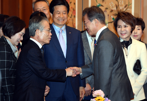 문재인 대통령이 16일 오후 청와대 본관 로비에서 ’중소 벤처기업 및 소상공인과의 대화’ 참석자들과 인사하고 있다. 2018. 01. 16 안주영 기자 jya@seoul.co.kr