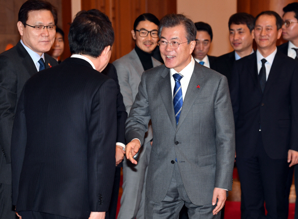 문재인 대통령이 16일 오후 청와대 본관 로비에서 ’중소 벤처기업 및 소상공인과의 대화’ 참석자들과 인사하고 있다. 2018. 01. 16 안주영 기자 jya@seoul.co.kr