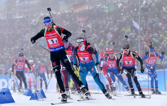 지난 7일 독일 오베르호프에서 열린 국제바이애슬론연맹(IBU) 월드컵 여자 계주 4x6㎞에 출전한 선수들이 스키를 밀며 출발하고 있다.  오베르호프 AFP 연합뉴스