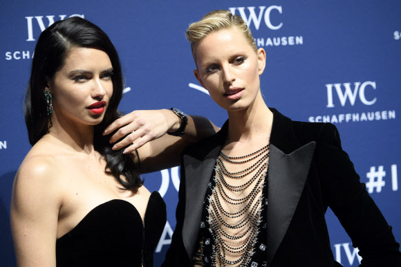 모델 아드리아나 리마(왼쪽)와 캐롤리나 쿠르코바가 16일(현지시간) 스위스 제네바에서 열린 국제시계박람회 SIHH(Salon de Haute Horlogerie) 중 스위스 한 시계 브랜드의 150주년 행사에 참석했다.<br>EPA 연합뉴스