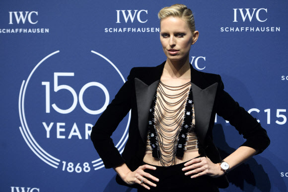 모델 캐롤리나 쿠르코바가 16일(현지시간) 스위스 제네바에서 열린 국제시계박람회 SIHH(Salon de Haute Horlogerie) 중 스위스 한 시계 브랜드의 150주년 행사에 참석했다.<br>EPA 연합뉴스