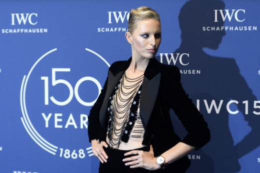 모델 캐롤리나 쿠르코바가 16일(현지시간) 스위스 제네바에서 열린 국제시계박람회 SIHH(Salon de Haute Horlogerie) 중 스위스 한 시계 브랜드의 150주년 행사에 참석했다.<br>EPA 연합뉴스