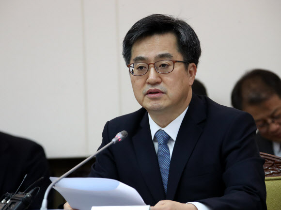경제관계장관회의서 발언하는 김동연 부총리