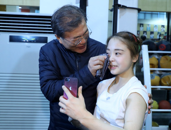 눈물 닦아주는 문 대통령,