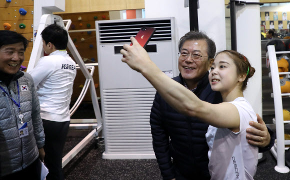 문 대통령, 여자 체조선수와 셀카