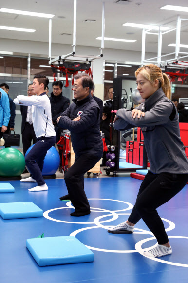 김보름 선수와 부상 예방 동작해보는 문 대통령