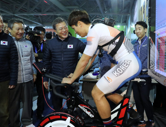 사이클선수 격려하는 문 대통령