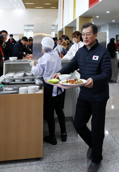 자율배식하는 문 대통령