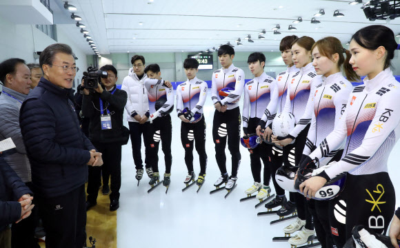 문 대통령, 쇼트트랙 선수단 파이팅