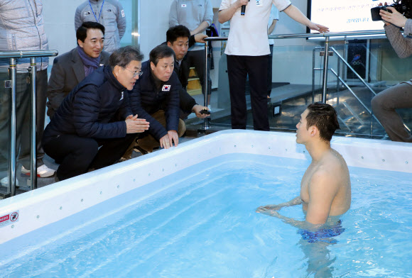 수구 박정민 선수 격려하는 문 대통령