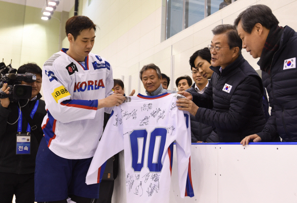 문재인 대통령이 17일 충북 진천 국가대표 선수촌을 방문해  박우상 선수에게 아이스하키 유니폼을 받고 있다.  2018.01.17. 청와대사진기자단