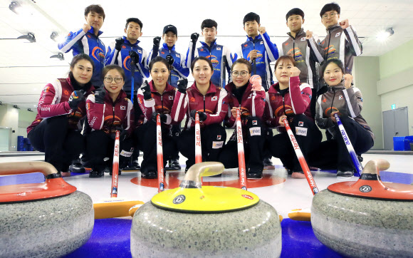 남녀 컬링대표팀 선수들이 지난달 4일 충북 진천선수촌에서 훈련을 마친 뒤 펑창동계올림픽 선전을 다짐하고 있다. 연합뉴스