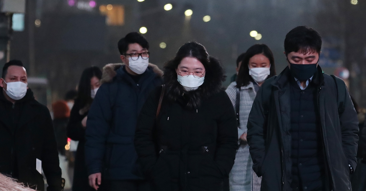 미세먼지에 황사까지…마스크로 무장한 시민들