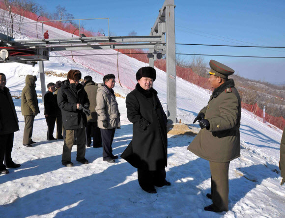 사진은 2013년 북한 김정은 위원장이 완공된 마식령스키장을 시찰하는 모습.  연합뉴스 자료사진