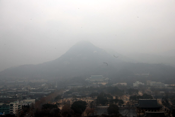 희미하게 보이는 청와대 뒷산