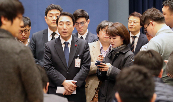 박수현 대변인이 18일 오전 춘추관 대브리핑실에서 이명박 전대통령의 기자회견 관련 브리핑 후 기자들의  질문을 받고 있다.  박대변인은 이날 브리핑에서 “노무현 전대통령의 죽음에 대한 정치보복”이라는 기자회견 내용에 대해 문대통령이 “분노의 마음을 금치 못했다라고 표현했다”고 전했다. 2018. 01. 18 안주영 기자 jya@seoul.co.kr