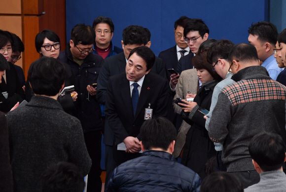 박수현 청와대 대변인이 18일 청와대 춘추관 대브리핑 실에서 지난 17일 있었던 이명박 전 대통령 성명에 관한 브리핑을 마친 후 취재진의 질문에 답하고 있다. 2018. 01. 18 안주영 기자 jya@seoul.co.kr