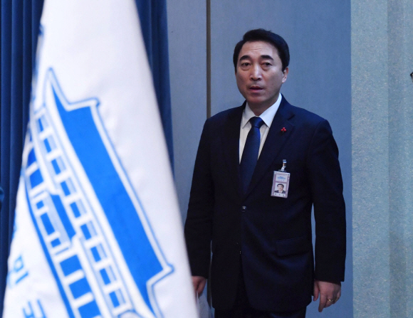 박수현 대변인은 18일 청와대 춘추관에서 전날 이명박 전 대통령이 최근 검찰수사에 대해 정치보복이라는 취지의 입장을 밝힌 것과 관련해 브리핑을 하기위해 입장 하고 있다. 2018. 01. 18 안주영 기자 jya@seoul.co.kr