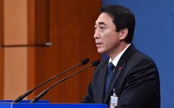 박수현 대변인은 18일 청와대 춘추관에서 전날 이명박 전 대통령이 최근 검찰수사에 대해 정치보복이라는 취지의 입장을 밝힌 것과 관련해 브리핑을 하고 있다. 2018. 01. 18 안주영 기자 jya@seoul.co.kr