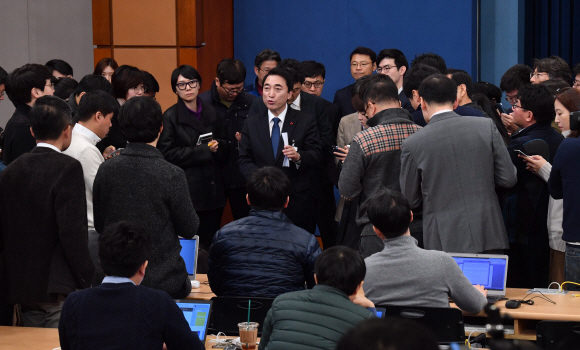 박수현 청와대 대변인이 18일 청와대 춘추관 대브리핑 실에서 지난 17일 있었던 이명박 전 대통령 성명에 관한 브리핑을 마친 후 취재진의 질문에 답하고 있다. 2018. 01. 18 안주영 기자 jya@seoul.co.kr