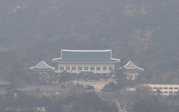 이명박 전 대통령의 정치보복 관련 발언에 청와대가 분노의 마음을 금할수 없다는 입장을 밝힌 18일 오후 청와대가 짙은 미세먼지와 황사로 뿌옇게 보이고 있다. 2018.1.18 도준석 기자 pado@seoul.co.kr