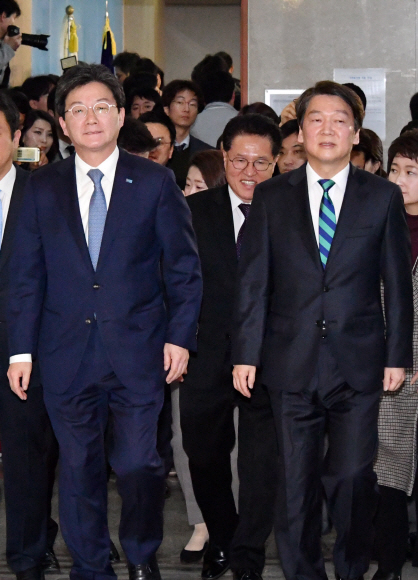 국민의당 안철수 대표와 바른정당 유승민 대표가 18일 오전 국회 정론관에서 기자회견을 열고 통합 공동선언을 발표 후 회견장을 나서고 있다다. 2018. 01. 18 이종원 선임기자 jongwon@seoul.co.kr