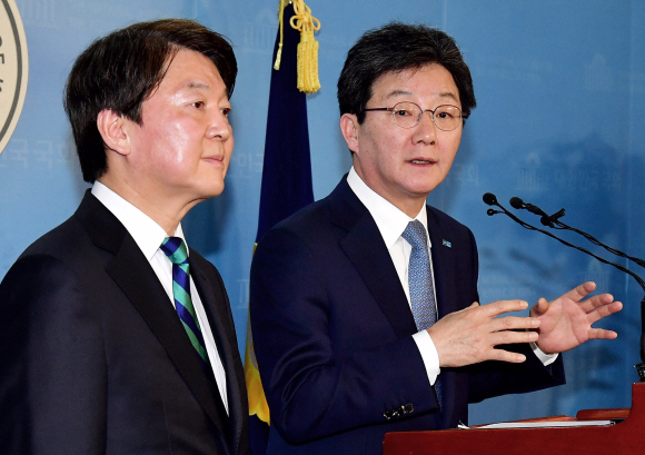 국민의당 안철수 대표와 바른정당 유승민 대표가 18일 오전 국회 정론관에서 기자회견을 열고 통합 공동선언문을 발표한뒤 기자들의 질문에 답하고 있다./2018.1.18.   이종원 선임기자 jongwon@seoul.co.kr