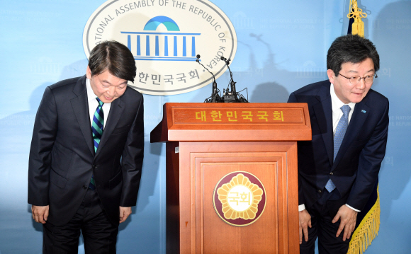국민의당 안철수 대표와 바른정당 유승민 대표는 18일 국회 정론관에서 통합공동선언 기자회견을 한후 인사를 하고있다./2018.1.18.   이종원 선임기자 jongwon@seoul.co.kr