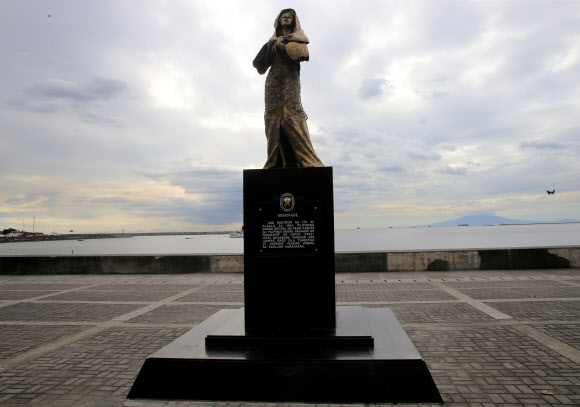 필리핀 마닐라 로하스 대로에 제막된 위안부 피해자 동상. 필리핀 전통 의상을 입은 여성이 눈가리개를 하고 있는 모습의 이 동상 밑에는 “1942~1945년 일본 점령기 동안 성폭력에 희생된 필리핀 여성을 기억한다”는 글이 적혀 있다.  로이터 연합뉴스