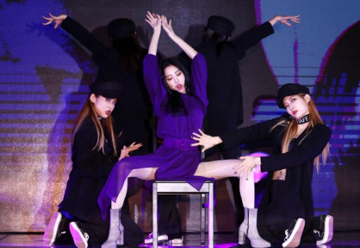 가수 선미가 18일 오후 라마다서울호텔에서 열린 두번째 싱글 ’주인공’(Heroine) 발표회에서 멋진 무대를 선보이고 있다. 연합뉴스